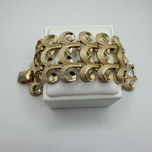 ~7.25" Kramer swirl pattern bracelet w/ fold over clasp, gold tone bracelet!